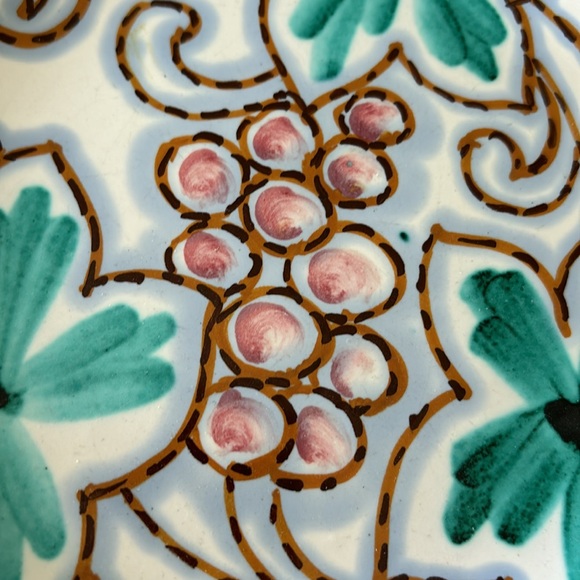 Majolica signed grape ceramic pottery plate. Hand painted. Signed & #!l - Picture 4 of 6